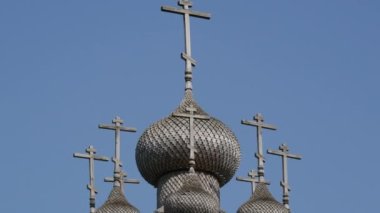 Güzel kilise kubbeleri Vsekhsvyatsky Skete, Svyatogorsk Lavra 'nın yanında bulunan ünlü bir ahşap manastır. Güzel ahşap antik mimari