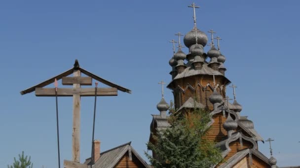 Всехсвятский скит - знаменитый деревянный монастырь рядом со Святогорской лаврой. Красивая деревянная архитектура — стоковое видео