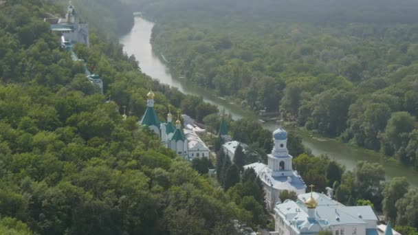 乌克兰顿涅茨克地区Svyatogorsk Lavra 。一座美丽的古老修道院座落在塞韦尔斯基多涅茨河流域的一座山上，周围是绿叶茂密的树木 — 图库视频影像