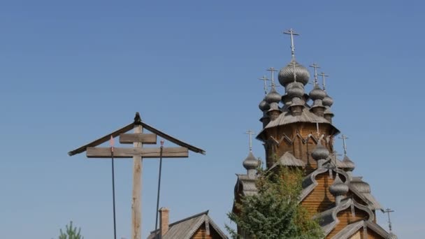 Vsekhsvyatsky Skete é um famoso mosteiro de madeira ao lado da Lavra Svyatogorsk. Bela arquitetura antiga de madeira — Vídeo de Stock