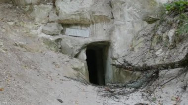 Donetsk bölgesindeki Svyatogorsk şehrinin eski taş mağarasına giriş. Rusça 'daki 