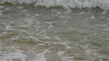 Ukrayna 'nın Azov Denizi kıyısında köpüklü güçlü dalgalar