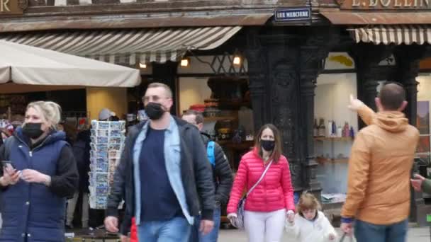 STRASBOURG, FRANCE - MAY 23, 2021: Tourists in protective masks walk along the old French streets. Pandemic protection covid19 sars — ストック動画