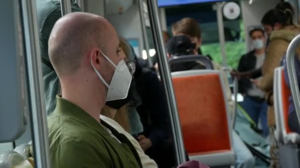 STRASBOURG, FRANCIE - 23. května 2021: Lidé jezdí městskou tramvají nebo vlakem v ochranných maskách proti pandemii, covid 19 sars — Stock video