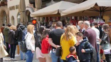 STRASBOURG, FRANCE - 23 Mayıs 2021: Koruyucu maskeli turistler eski Fransız caddelerinde yürüyor. Pandemik koruma covid19 sarar