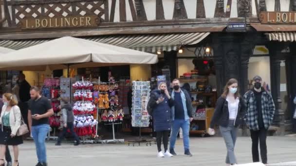 STRASBOURG, FRANCIA - 23 DE MAYO DE 2021: Turistas con máscaras protectoras caminan por las antiguas calles francesas. Protección contra la pandemia covid19 sarmientos — Vídeos de Stock