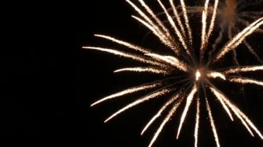 Havai fişek gösterisi. Gece gökyüzünde havai fişek gibi parlayan ışıklar. Parlak havai fişek gösterisi. Yeni yıl arifesi havai fişek kutlaması. Gece gökyüzünde havai fişekleri selamla