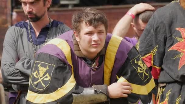 Trostyanets, Ukraina - 21 Agustus 2021: Reproduksi pertempuran abad pertengahan. Orang-orang berpakaian ksatria dan helm logam dan perisai bertarung dengan baja dingin — Stok Video