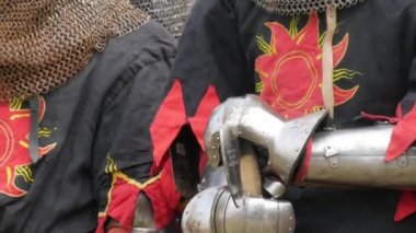 Trostyanets, Ukrayna - 21 Ağustos 2021: Ortaçağ savaşının üretimi. Şövalye zırhı ve metal miğferler ve kalkanlar giymiş insanlar soğuk çelikle savaşıyor.