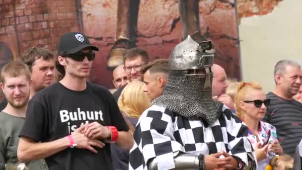 Trostyanets, Ukrayna - 21 Ağustos 2021: Ortaçağ savaşının üretimi. Şövalye zırhı ve metal miğferler ve kalkanlar giymiş insanlar soğuk çelikle savaşıyor. — Stok video