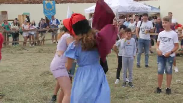 Trostyanets, Ukraina - 21 sierpnia 2021: Grupa dzieci żarliwie bawi się, biega i śmieje z dorosłym prezenterem na festiwalu rekonstrukcji historycznej — Wideo stockowe