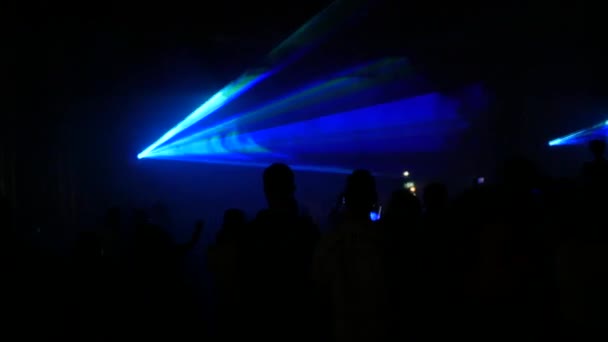 Натовп Людей Які Дивляться Світлове Лазерне Шоу Чорному Тлі Нічного — стокове відео