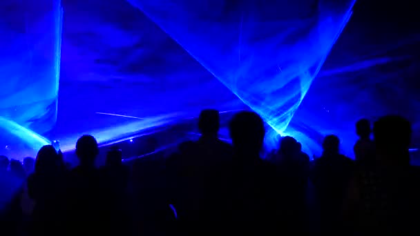 Modern Laser Light Show Projection Smoke Crowd People Watches Laser — Αρχείο Βίντεο