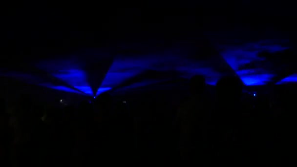 Сучасне Лазерне Світлове Шоу Проекцією Дим Натовп Людей Спостерігає Лазерними — стокове відео