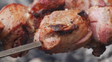 Şiş, kızarmış şiş kebap, ızgara et, yağlı, sağlıksız et, et yiyenler için yakın görüş..