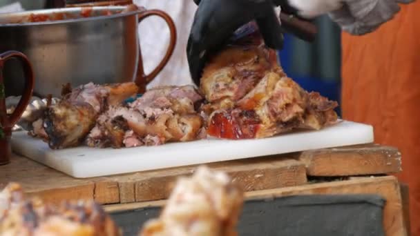 Cook Cuts Pieces Fresh Fried Meat Bone Knife Butchers Hands — Αρχείο Βίντεο