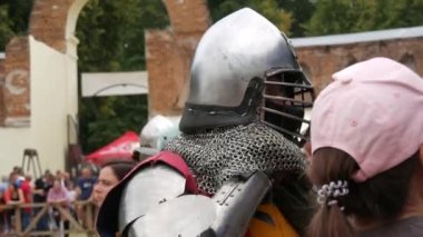 Trostyanets, Ukrayna - 21 Ağustos 2021: Ortaçağ savaşının üretimi. Şövalye zırhlı metal miğferler ve kalkanlar giyen insanlar soğuk çelikle savaşıyorlar. Knight Turnuvası Tarihi Yeniden Yapılandırma.