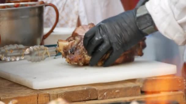 Aşçı Kemikten Taze Kızarmış Parçalarını Bıçakla Keser Siyah Lastik Eldivenli — Stok video