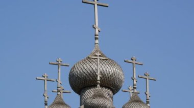 Vsekhsvyatsky Skete, Svyatogorsk Lavra 'nın yanında bulunan ünlü bir ahşap manastır. Güzel ahşap antik mimari.