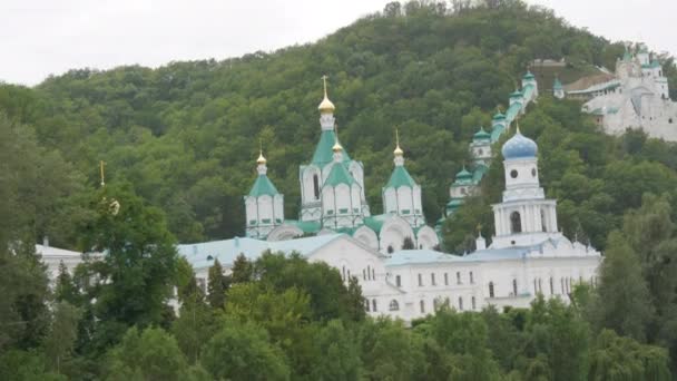乌克兰顿涅茨克地区Svyatogorsk Lavra 一座美丽的古老修道院座落在塞韦尔斯基多涅茨河流域的一座山上 周围是绿叶茂密的树木 — 图库视频影像