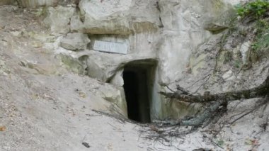 Donetsk bölgesindeki Svyatogorsk şehrinin eski taş mağarasına giriş. Rusça 'daki 