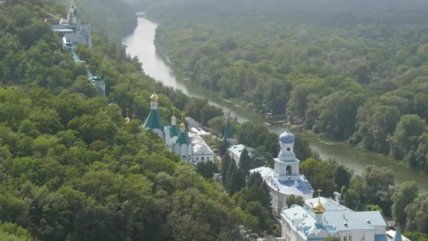 乌克兰顿涅茨克地区Svyatogorsk Lavra 一座美丽的古老修道院座落在塞韦尔斯基多涅茨河流域的一座山上 周围是绿叶茂密的树木 — 图库视频影像