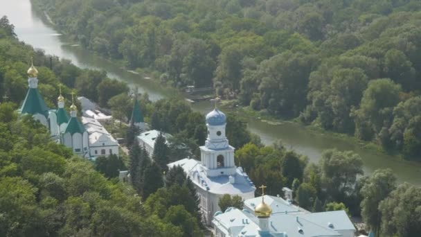 乌克兰顿涅茨克地区Svyatogorsk Lavra 一座美丽的古老修道院座落在塞韦尔斯基多涅茨河流域的一座山上 周围是绿叶茂密的树木 — 图库视频影像