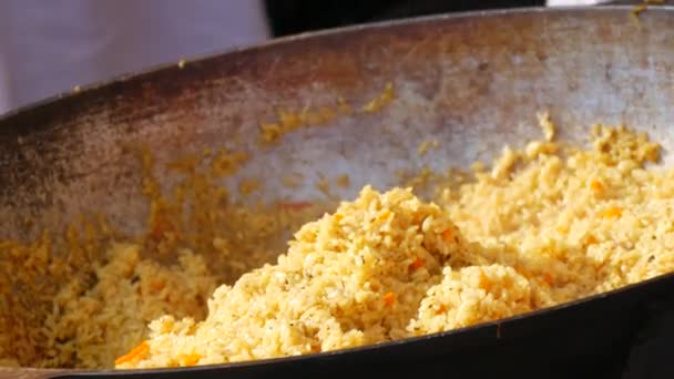 Huge Bowl Boiled Rice Pilaf Which Collect Portions Visitors Street — Vídeo de Stock