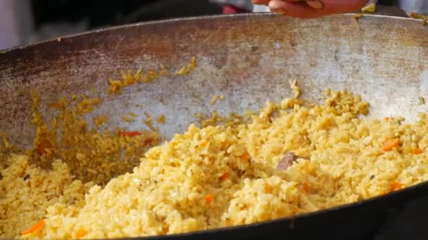 Obrovská Mísa Vařeného Rýžového Pilaf Kterého Sbírají Porce Pro Návštěvníky — Stock video