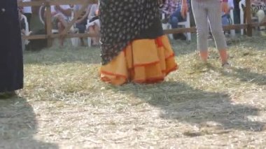 Trostyanetler, Ukrayna - 21 Ağustos 2021: Ortaçağ dansları. İnsanlar ortaçağ kıyafetleri içinde modern kostümlerin yanında dans ediyorlar..