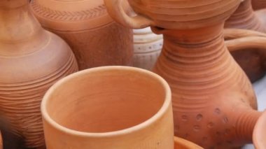 Çeşitli kırmızı kil kaplar, seramik seramik seramik sanat eserleri. El yapımı tencereler, kavanozlar, seramik ürünler, hediyelik eşyalar sergisi.