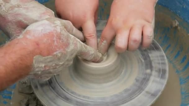 Clay Modeling Master Class Teacher Show Children Hands Clay Pot — Stockvideo