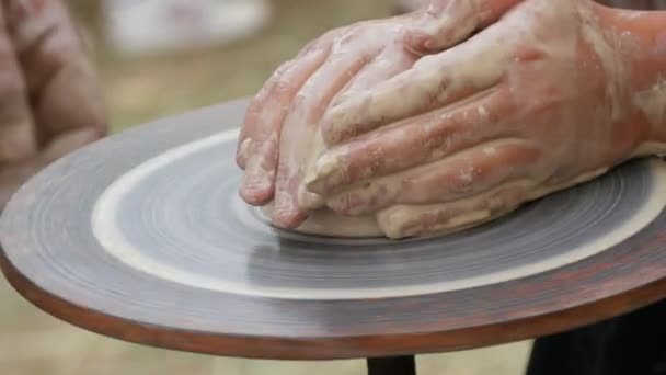Clay Mallintaa Mestarikurssia Potter Uros Kädet Muoto Veistää Pehmeä Valkoinen — kuvapankkivideo