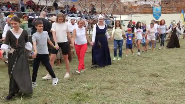 Trostyanets Oekraïne Augustus 2021 Middeleeuwse Dansen Mensen Dansen Een Grote — Stockvideo