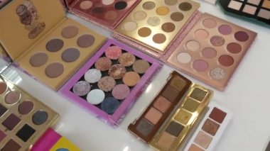 Kamenskoe, Ukrayna - 30 Mart 2021: Profesyonel bir makyaj salonundaki masada çok renkli göz falı paletleri.