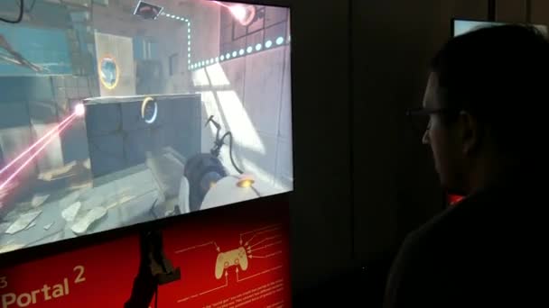 Karlsruhe Germany August 2022 Man Glasses Plays Computer Game Big — Stok Video