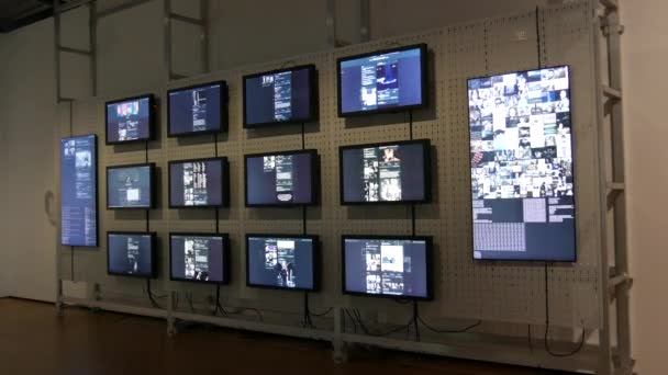 Karlsruhe Germany August 2022 Many Digital Screens Wall Various Photos — Vídeo de stock