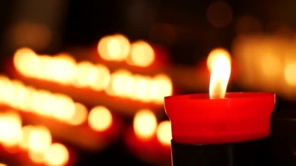 Одна Пылающая Свеча Ряд Зажженных Красных Круглых Свечей Соборе Религиозные — стоковое видео