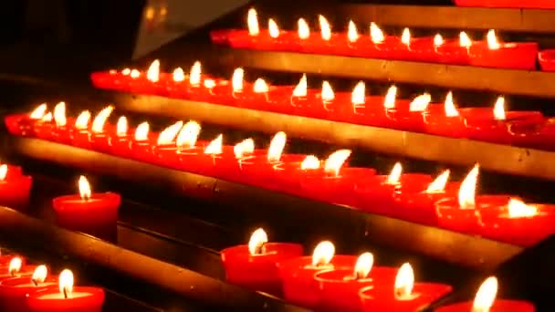 Ряд Зажженных Красных Круглых Свечей Соборе Религиозные Свечи Остальной Души — стоковое видео
