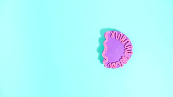 Анимация Стоп Движения Пластилина Пурпурная Пластилиновая Медуза Синем Фоне Claymotion — стоковое видео