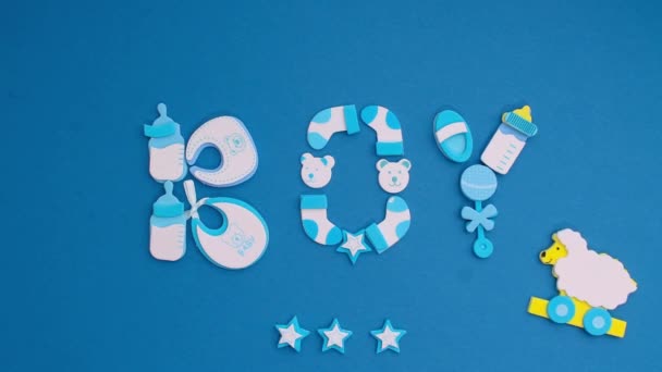 Забавные Синие Наклейки Символизирующие Новорожденного Мальчика Появляются Синем Фоне Остановить — стоковое видео