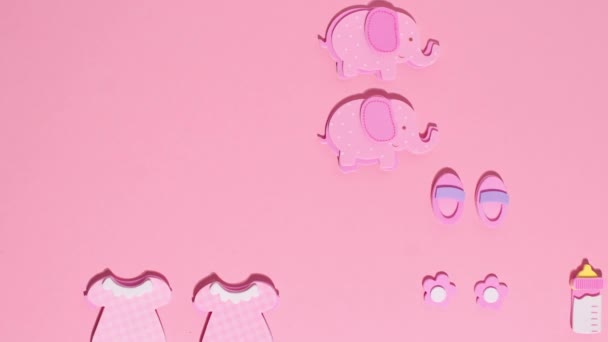 Смешные Розовые Наклейки Символизирующие Новорожденную Девушку Появляются Розовом Фоне Остановить — стоковое видео