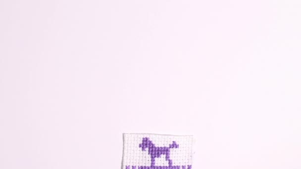 Забавная Фиолетовая Собака Вышитая Крестом Виляет Хвостом Прыгает Белом Фоне — стоковое видео