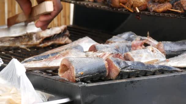 African American Cooks Raw Fish Grill African Traditional Food Street — Vídeos de Stock