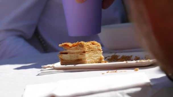 Кусок Торта Вилкой Кафе Открытым Небом Рядом Напитками Одноразовых Блюдах — стоковое видео