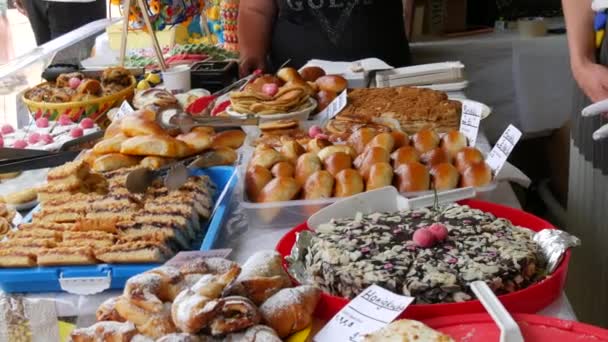 June 2022 Offenburg Germany Variously Laid Counter Ukrainian Pastries Cuisine — Stockvideo