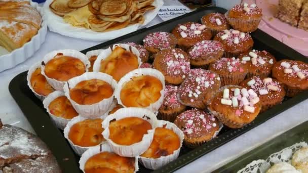 Σπιτικά Κέικ Φρεσκοψημένα Cupcakes Ζαχαρωτά Στην Αγορά Επιγραφή Στα Γερμανικά — Αρχείο Βίντεο