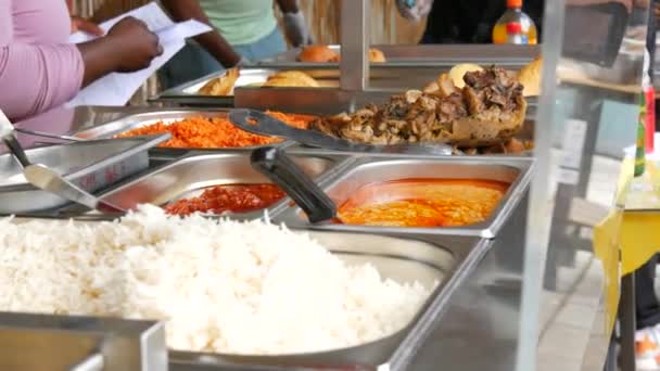 Προθήκη Παραδοσιακό Αφρικανικό Φαγητό Φεστιβάλ Street Food Κρέας Ρύζι Καρότα — Αρχείο Βίντεο
