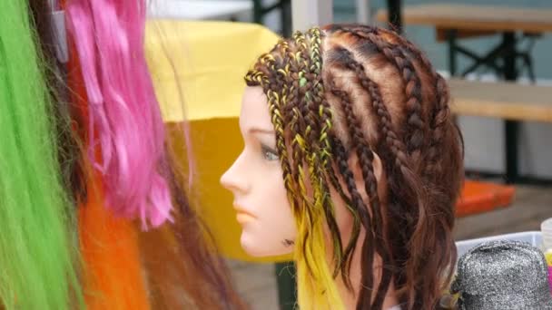 Hairdressing Training Wig Head Lots African Multi Colored Braids Background — Stockvideo