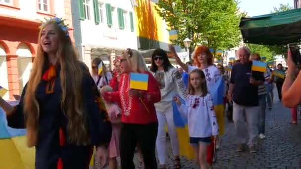 June 2022 Offenburg Germany Ukrainians National Costumes Embroidered Shirts Ukrainian — Stockvideo